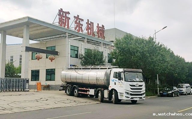 我公司前四后六20方奶罐车发往湖北