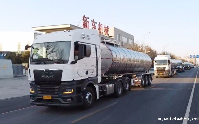 北京物流公司订购的13台半挂奶罐车发货