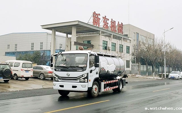 甘肃奶罐车客户订购的7方一体奶罐车发车