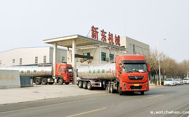 内蒙客户订购的2台34方半挂奶罐车按时交付