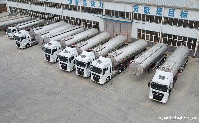 安徽客户订购的6台34吨半挂奶罐车提车现成