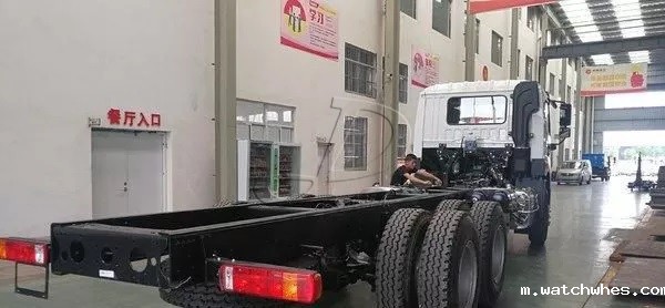 <a href=/ target=_blank class=infotextkey>奶罐车</a>底盘