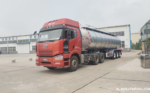 半挂鲜奶运输车