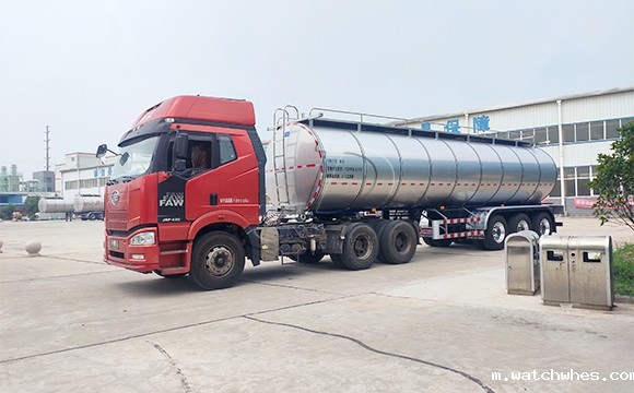 半挂鲜奶运输车