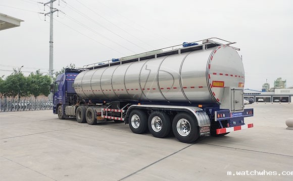 半挂牛奶运输车