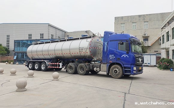 半挂牛奶运输车