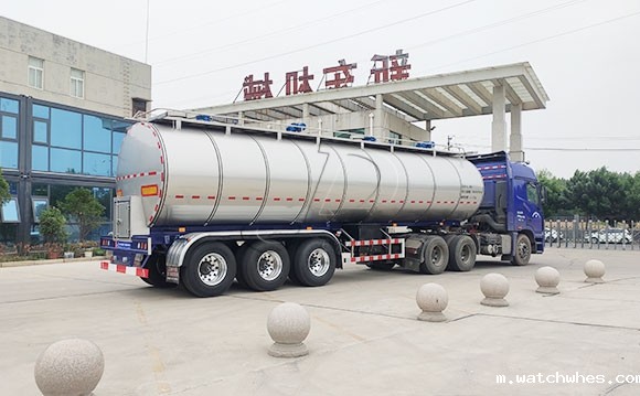半挂牛奶运输车