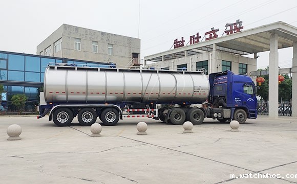 半挂牛奶运输车