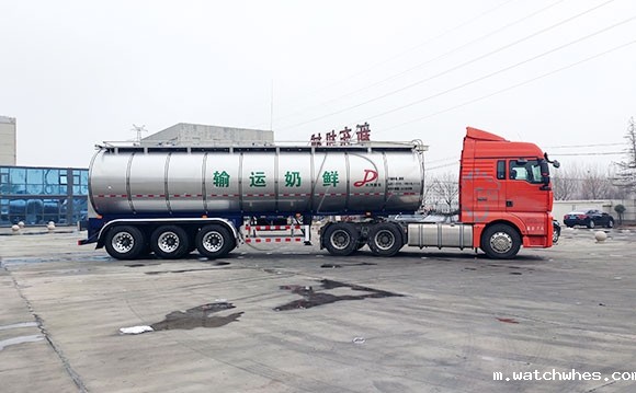 半挂牛奶运输车