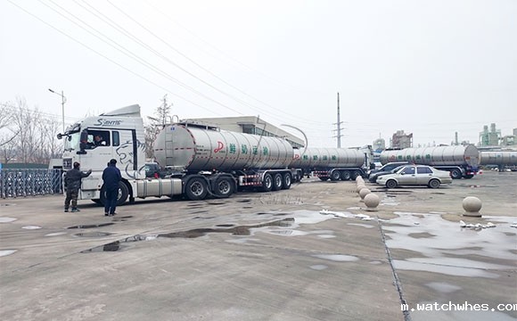 半挂鲜奶运输车