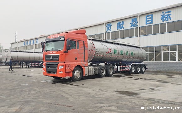 半挂牛奶运输车