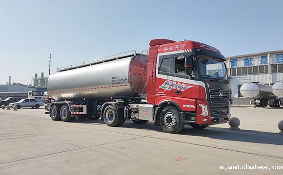 半挂鲜奶运输车