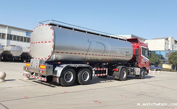 半挂鲜奶运输车