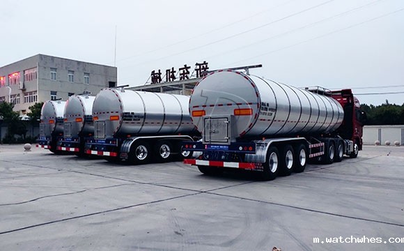 半挂牛奶运输车