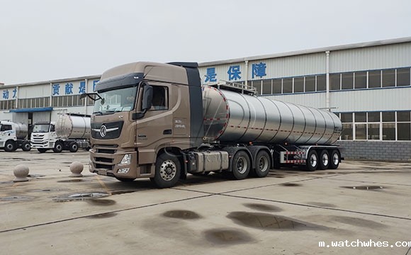 半挂拉<a href=/ target=_blank class=infotextkey>奶罐车</a>