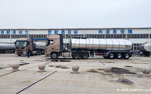 半挂拉<a href=/ target=_blank class=infotextkey>奶罐车</a>