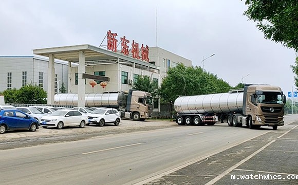 半挂拉<a href=/ target=_blank class=infotextkey>奶罐车</a>