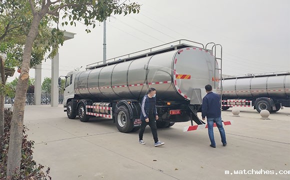 东风<a href=/ target=_blank class=infotextkey>奶罐车</a>