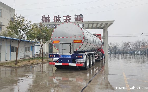 大型拉鲜<a href=/ target=_blank class=infotextkey>奶罐车</a>