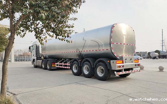 半挂鲜奶运输车