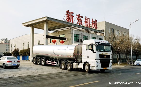 半挂鲜奶运输车