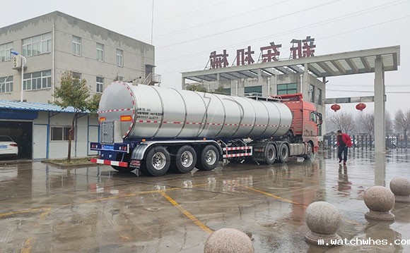 大型拉鲜<a href=/ target=_blank class=infotextkey>奶罐车</a>