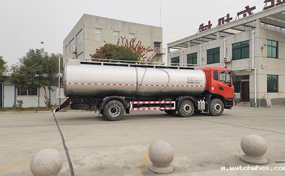 拉牛<a href=/ target=_blank class=infotextkey>奶罐车</a>