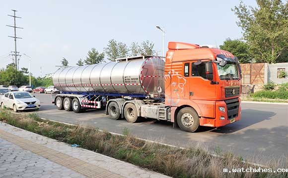 半挂运输牛<a href=/ target=_blank class=infotextkey>奶罐车</a>