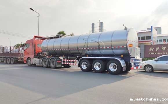 半挂运输牛<a href=/ target=_blank class=infotextkey>奶罐车</a>