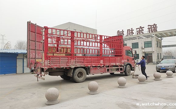墨竹工卡县客户订购的5吨冷奶罐下午发往西藏