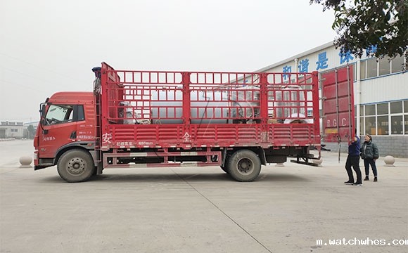 墨竹工卡县客户订购的5吨冷奶罐下午发往西藏