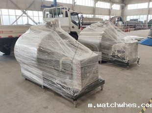 新疆客户订购的两台牛奶冷藏保鲜罐下午发货