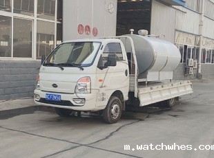 洛阳3吨不锈钢牛奶制冷罐装车发货现场