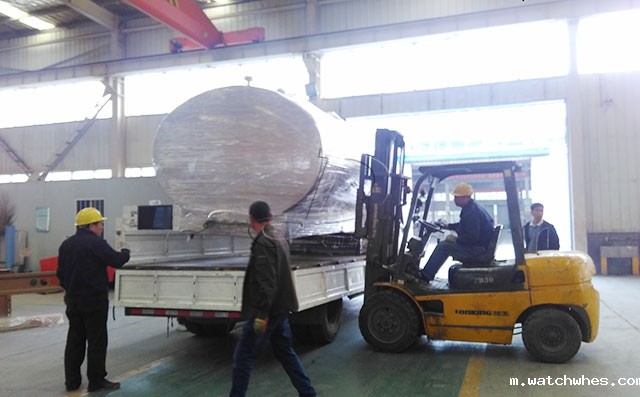 云南老客户订购的6吨分体式直冷式奶罐发货现场