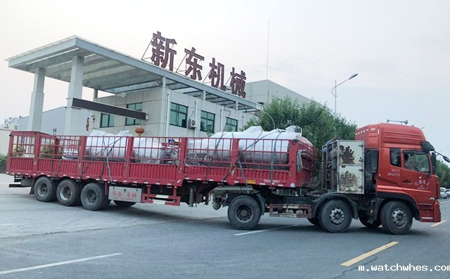 甘肃老客户订购的两台6吨牛奶制冷罐发货现场