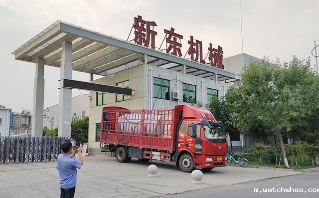 鹤壁客户订购的10吨牛奶保鲜罐发货现场