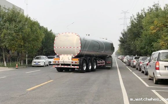 物流公司订购的半挂鲜奶冷罐<a href=/ target=_blank class=infotextkey>奶罐车</a>顺利发车