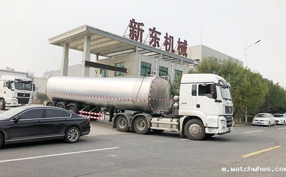 物流公司订购的半挂鲜奶冷罐<a href=/ target=_blank class=infotextkey>奶罐车</a>顺利发车