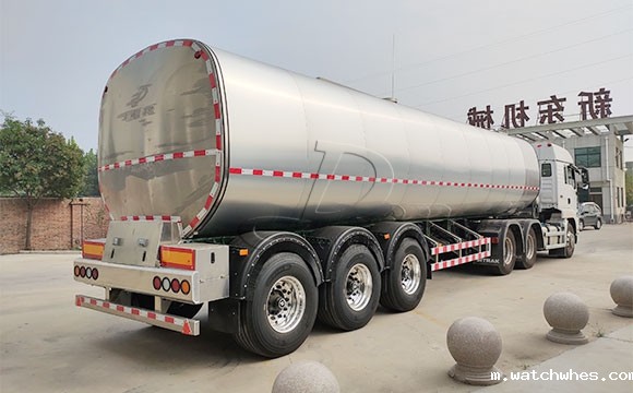 物流公司订购的半挂鲜奶冷罐<a href=/ target=_blank class=infotextkey>奶罐车</a>顺利发车