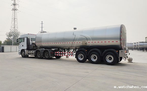 物流公司订购的半挂鲜奶冷罐<a href=/ target=_blank class=infotextkey>奶罐车</a>顺利发车