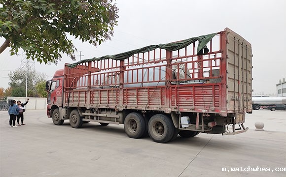 信仰客户订购的5吨立式果汁<a href=/ target=_blank class=infotextkey>制冷罐</a>发货现场