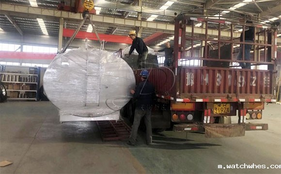 新疆客户订购的两台鲜奶<a href=/ target=_blank class=infotextkey>制冷罐</a>顺利发货