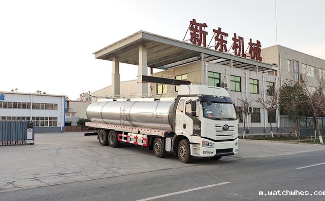 山东廖经理订购的车罐一体四轴鲜奶运输车今日发货