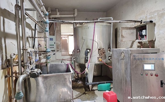 河南某客户使用我公司并列式<a href=/ target=_blank class=infotextkey>挤奶机</a>为奶牛挤奶现场
