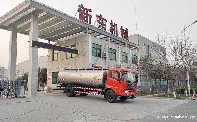 新疆客户在我公司订购的运输鲜鲜奶运输车下午提车