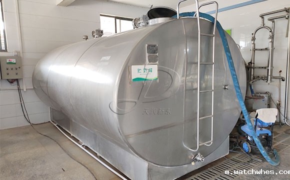我公司售后部张工回访河南某SCR并列式<a href=/ target=_blank class=infotextkey>挤奶机</a>客户现场