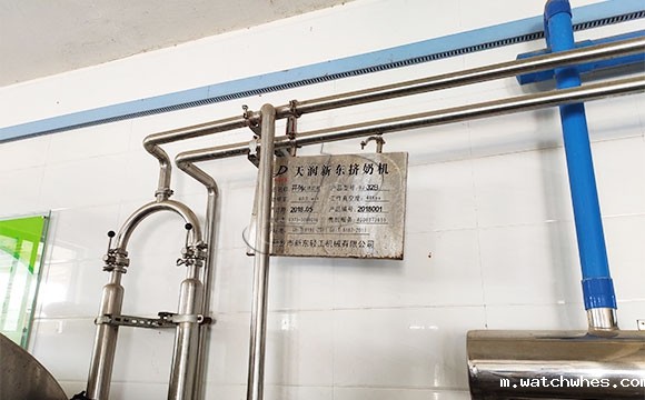 我公司售后部张工回访河南某SCR并列式<a href=/ target=_blank class=infotextkey>挤奶机</a>客户现场