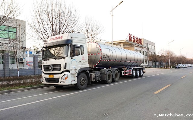 重庆某乳业公司订购的三台34吨运输鲜鲜奶运输车提车现场