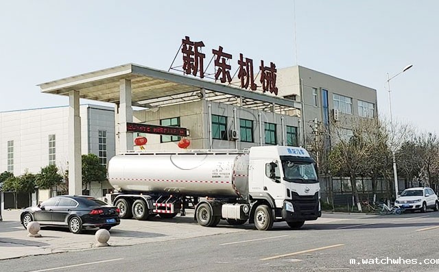 星空体育app官网入口28吨两轴半挂运输鲜鲜奶运输车发往江苏