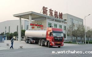 河南郑州25吨两轴半挂鲜奶运输专用车客户提车现场